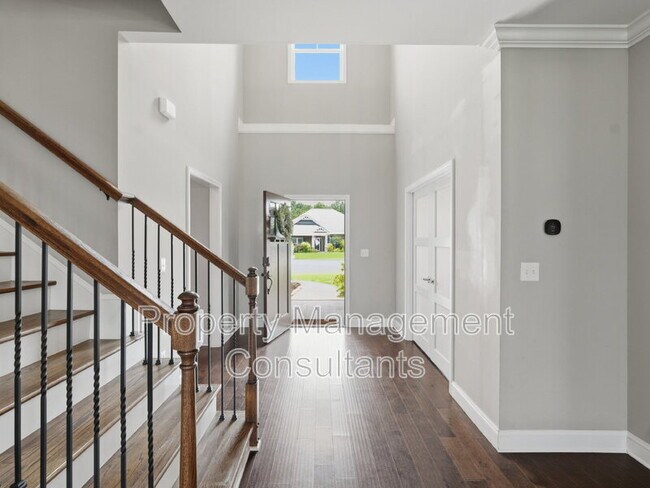 Building Photo - 14735 Commonwealth Dr