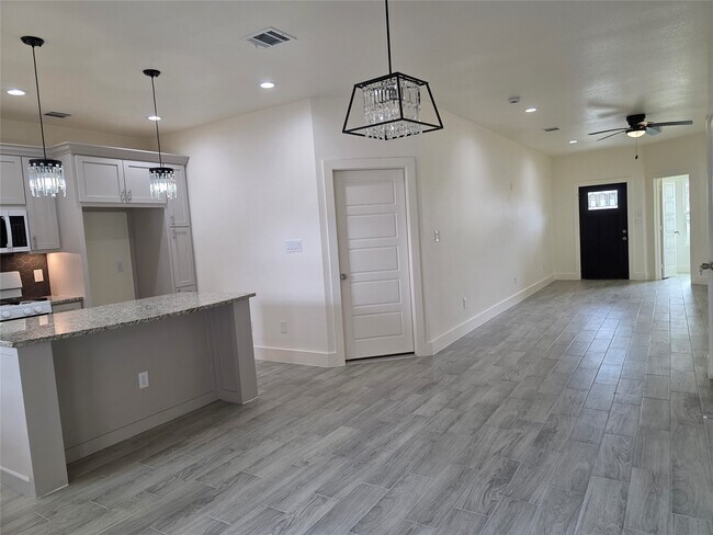 Building Photo - 2142 De Soto St