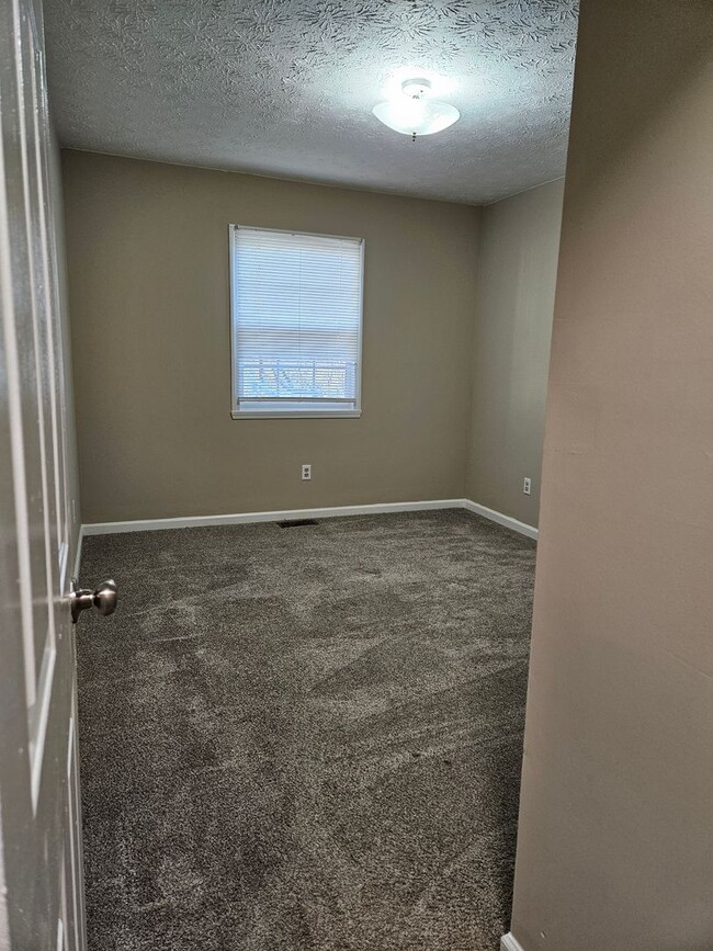 Building Photo - Scoop this 2 bedroom duplex up before some...