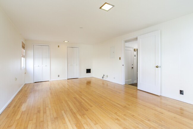 Building Photo - 818 Collier Dr