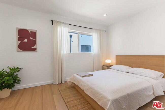 Building Photo - 843 Mariposa Ave