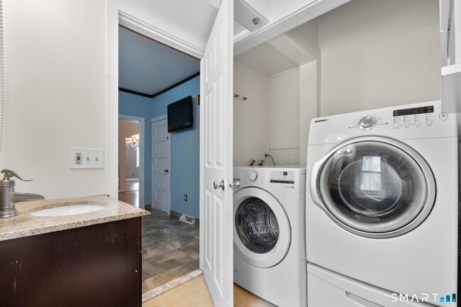 Building Photo - 242 Prospect St