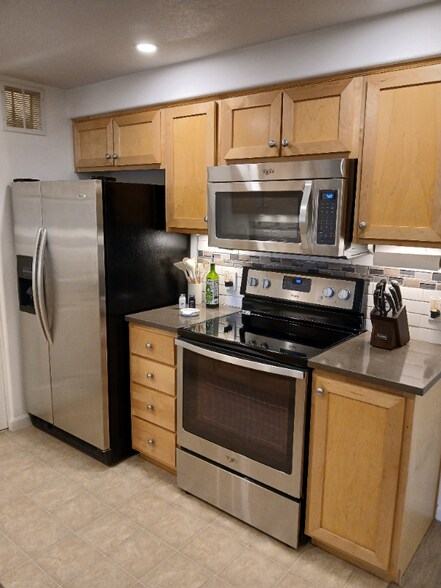 Building Photo - 720 NW 185th Ave