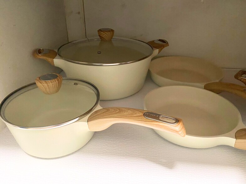 Ceramic non-stick pots & pan set - 1778 W 28th St