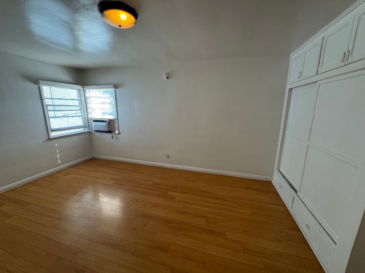 Building Photo - 1410 N Kenmore Ave