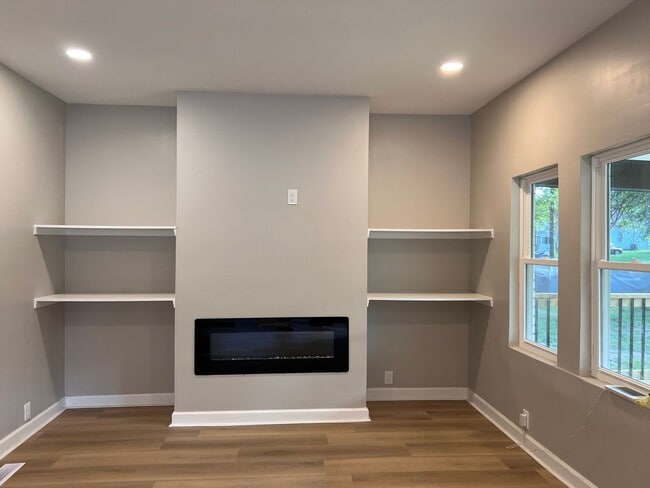 Building Photo - Beautifully Renovated 6 Bedroom, 2 Bathroo...