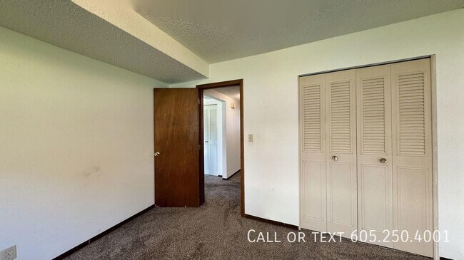 Building Photo - Effortless Living: Open-Layout 2BR Home