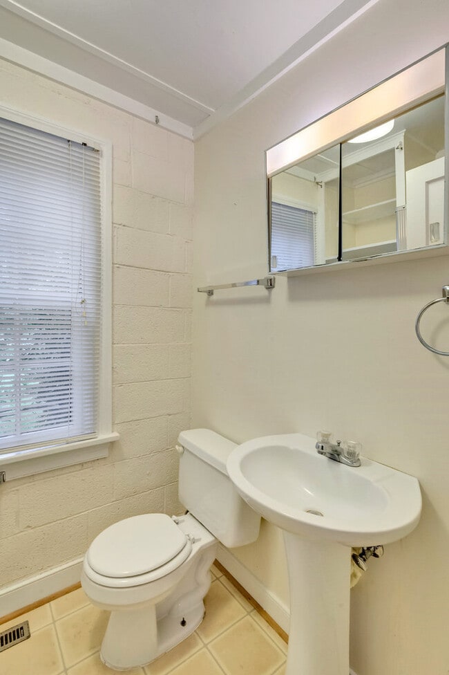 Building Photo - 605 Shepards Hill Rd