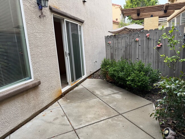 Building Photo - Gorgeous 4 bedroom 2 story home in Anatolia