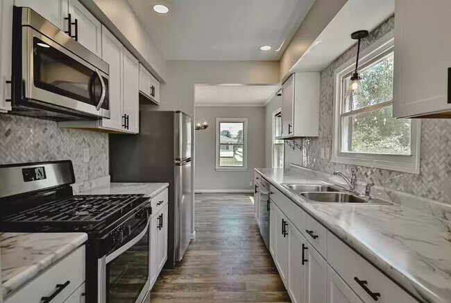 Completely new kitchen - 743 Marie Ave