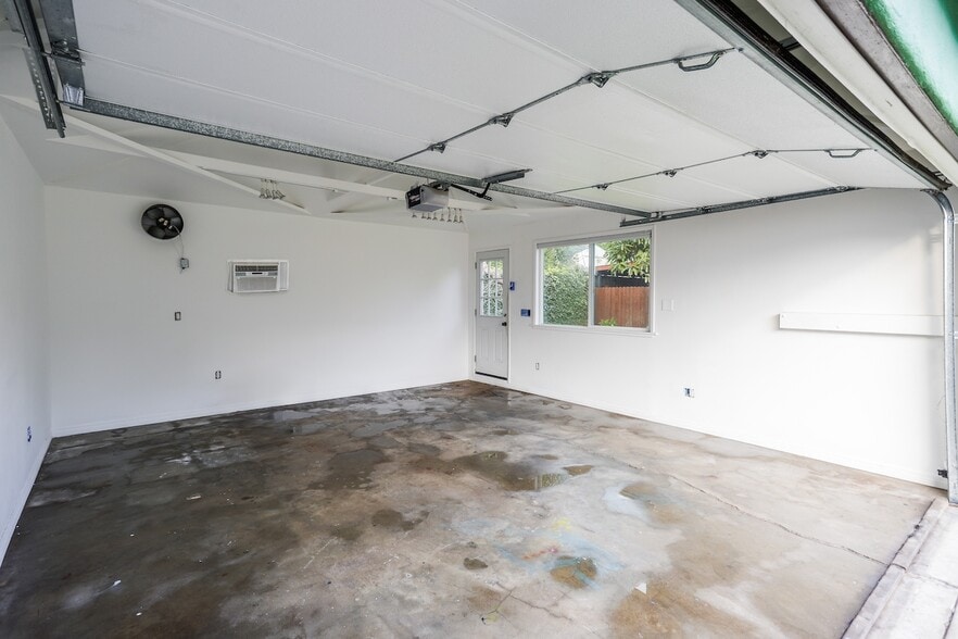 Building Photo - 2587 S Westgate Ave