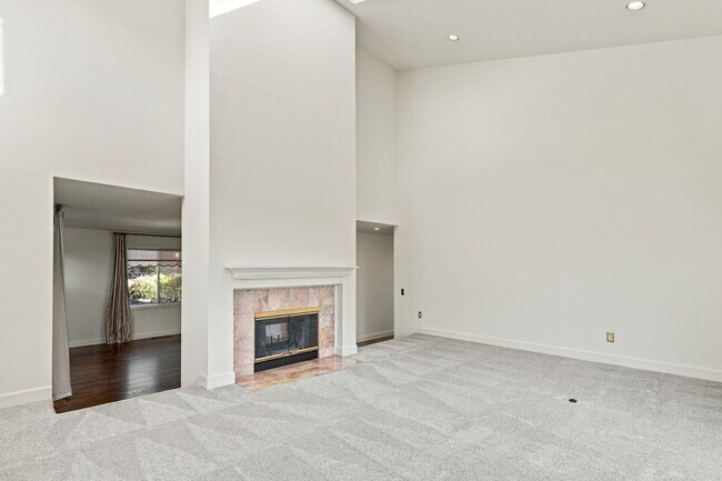 Building Photo - 25 Biscayne Ct
