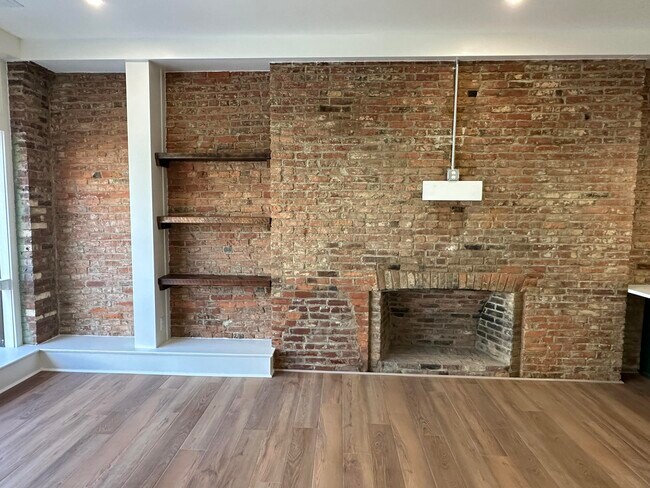 Building Photo - 307 W Main St