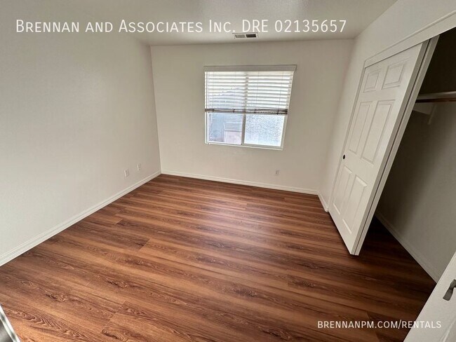Building Photo - 3 bed, 2.5 bath Townhome, 2 Car Garage, Ea...