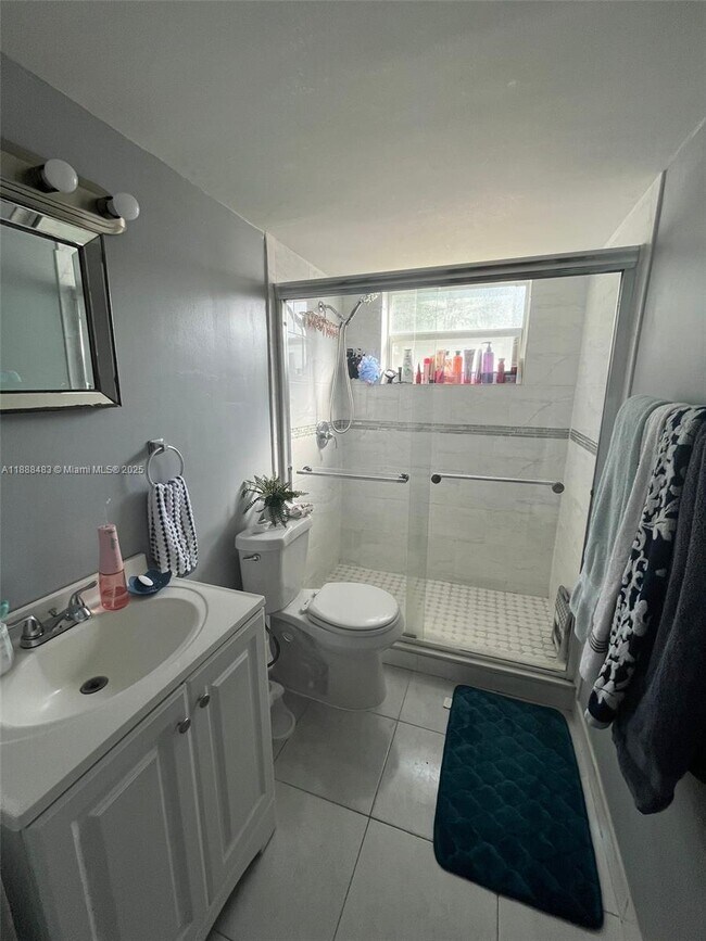 Building Photo - 13715 Kendale Lakes Cir