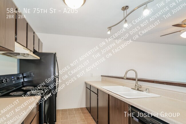 Building Photo - 5844 NE 75th St