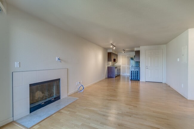 Building Photo - Beautiful 1 bed, 1 bath in Magnolia. Hardw...