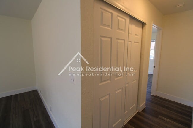 Building Photo - 1042 Las Palmas Ave