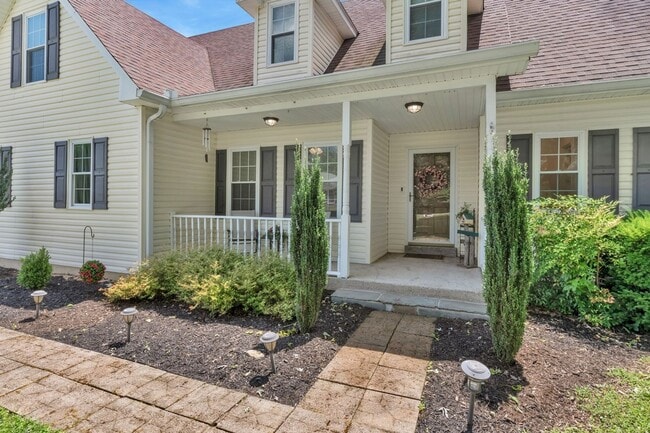 Building Photo - NEW PRICE and $500 off second full month's rent with a signed lease beginning in August!