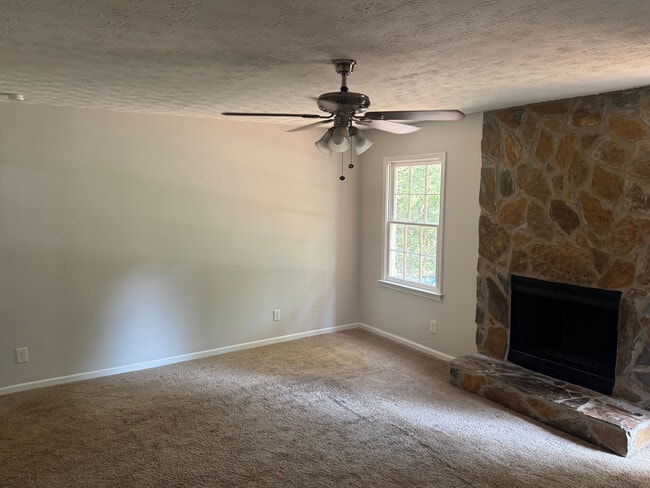 Building Photo - Room in House on Willowbrook Dr