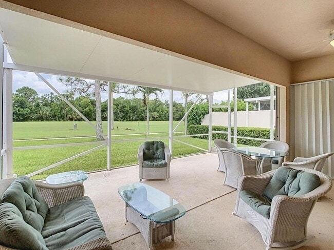 Building Photo - 8533 SE Palm Hammock Ln