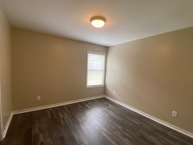 Building Photo - Renovated One Level 2 Bedroom / 2 Bathroom condo in Hermitage!