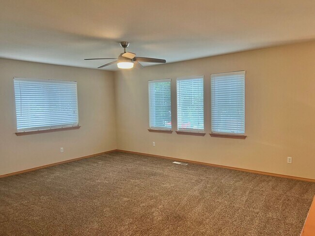 Building Photo - Must See! Beautiful 3bd/ + Bonus Rm/2.5 bath/ Primary Bed on Main/ /Heat Pump/Updated Features
