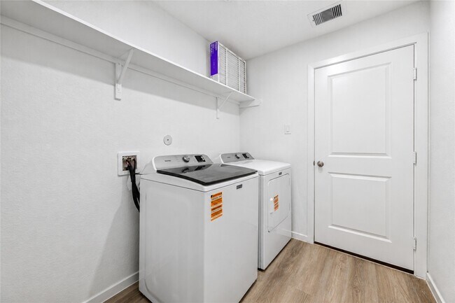 Building Photo - 40650 Balsam Run Ln