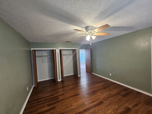 Building Photo - Charming 2Bed/2Ba Apartment w/Spacious Yar...