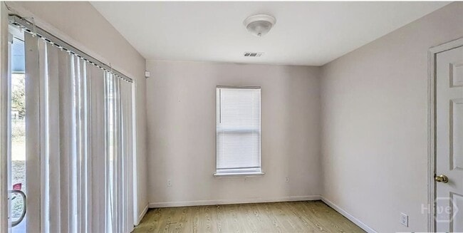 Building Photo - 801 Davis Ave