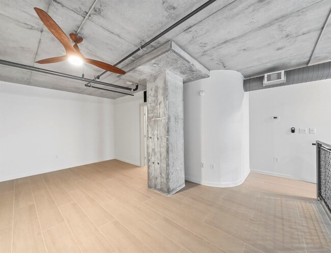 Building Photo - 2000 Bagby St