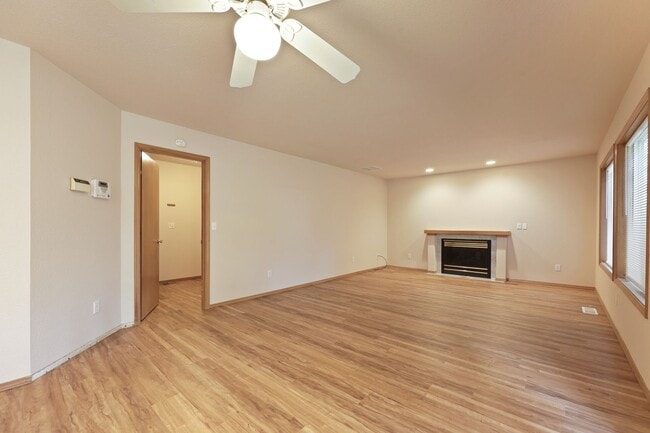 Building Photo - Move in ready now! 4 bedrooms in Lacey - North Thurston School district.