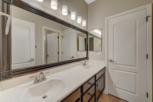 Building Photo - Marvelous Single Story, 3 Bedroom Home with NO HOA!