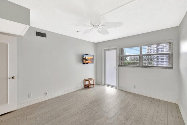 Building Photo - 328 N Ocean Blvd
