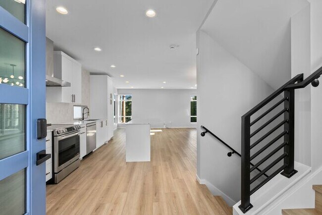 Building Photo - Newly Built Air-Conditioned Luxury Townhome in Highly Desired Admiral