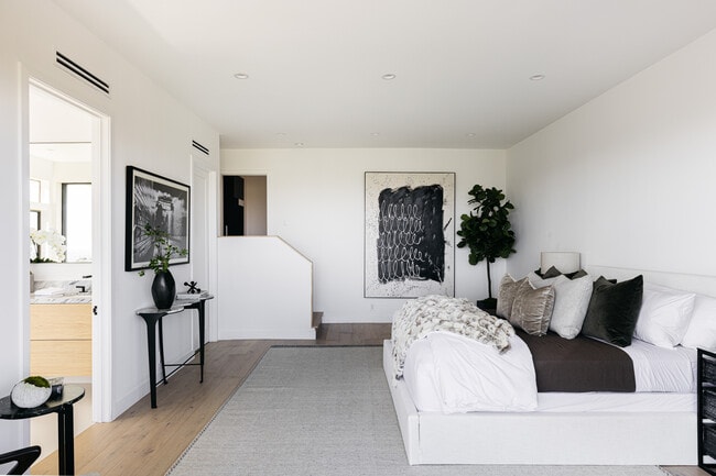 Building Photo - 7866 Fareholm Dr