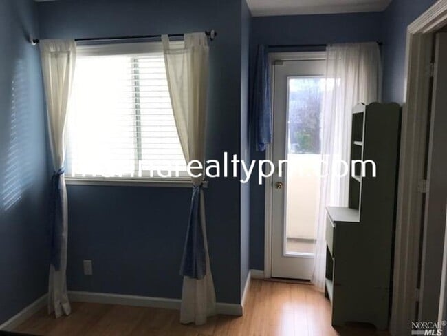 Building Photo - Gorgeous 3 bedroom 2.5 bath 2 story Townho...