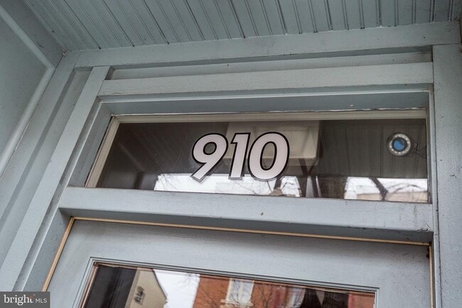 Building Photo - 910 S Charles St