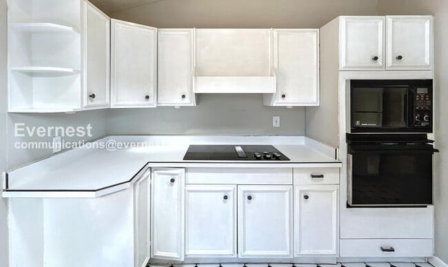 Building Photo - 2-Bedroom Home with Fenced Yard / Pet-Frie...