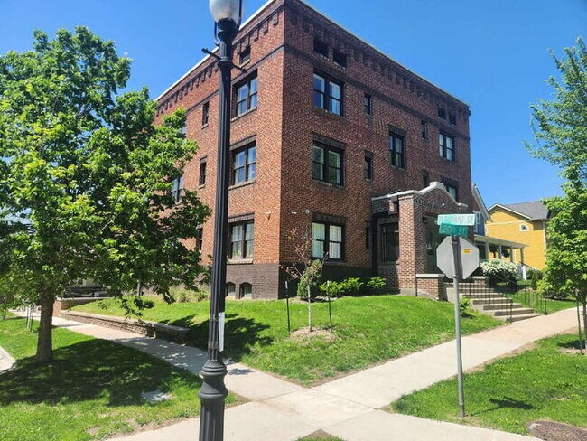Primary Photo - 702 20th St