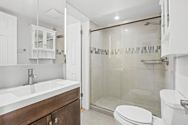 Building Photo - 2936 Lake Shore Dr