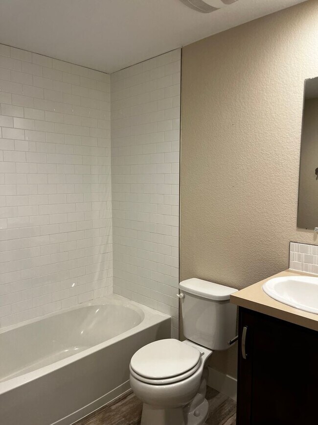 Building Photo - Gorgeous 4 Bed, 3.5 Bath Home in North West Denver