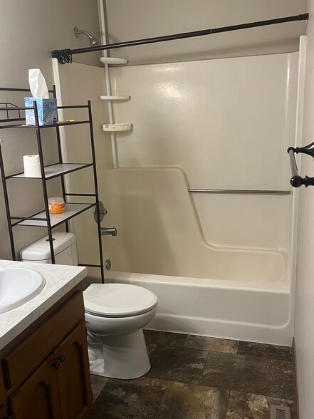 Bath - 1804 S Cambridge Ave