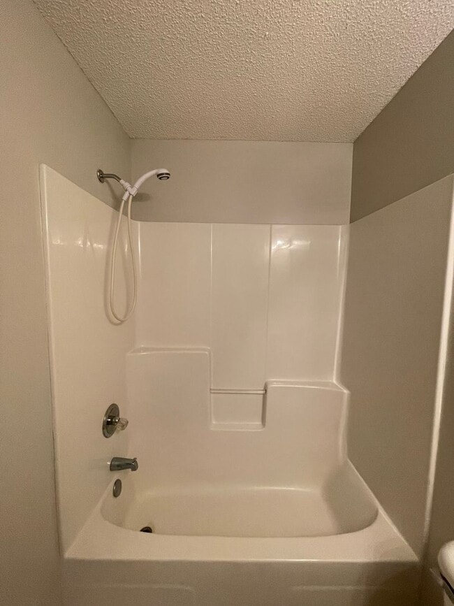 Building Photo - Foxhill Commons - 12 Month Minimal Lease! ...