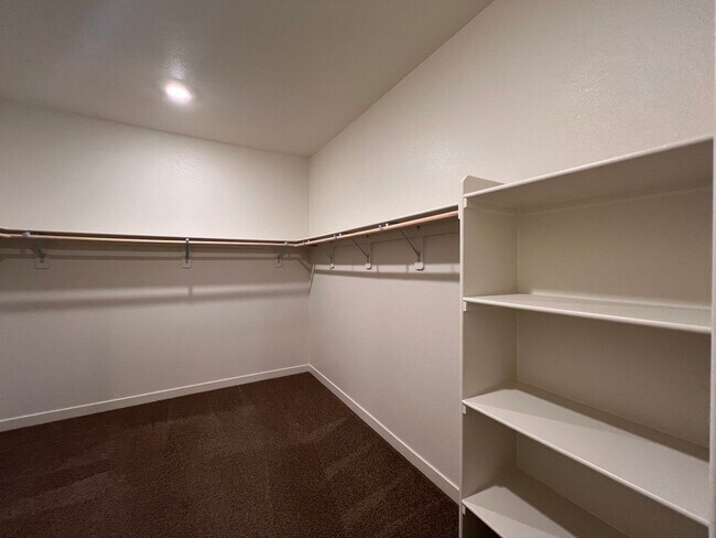 Building Photo - Beautiful newer, 4 Bedroom 2 Bath Home in Fernley