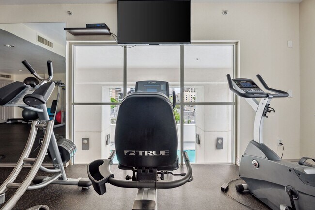 Building Photo - Modern 2-Bedroom Condo with Premium Amenities in Downtown San Diego