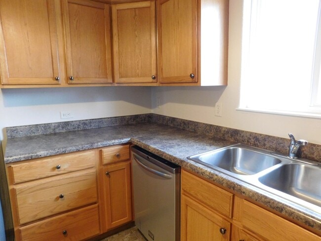Building Photo - Charming 3 Bed, 2 Bath Townhome with Singl...