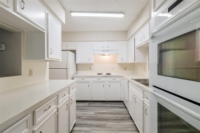Building Photo - 3004 Beecave Dr