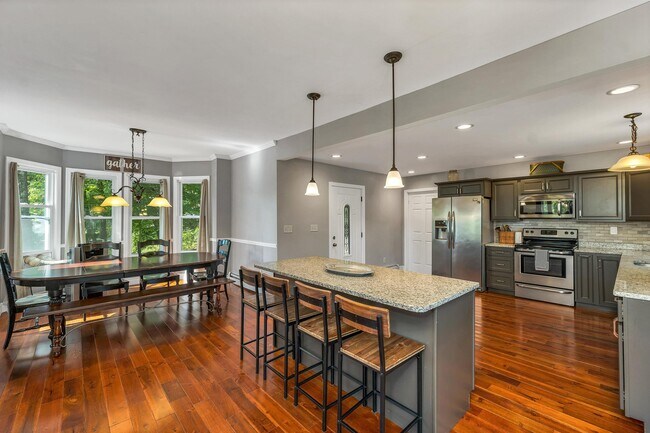 Building Photo - 172 Center St