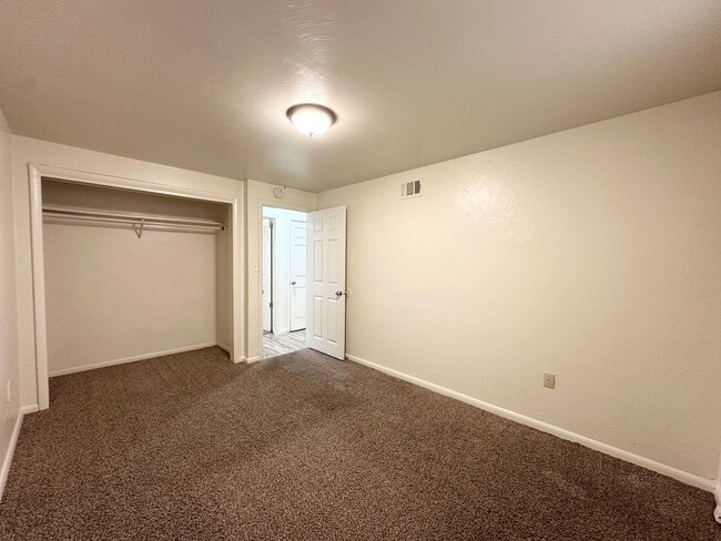 Building Photo - 3 bed 1 bath duplex near RiNo and City Par...